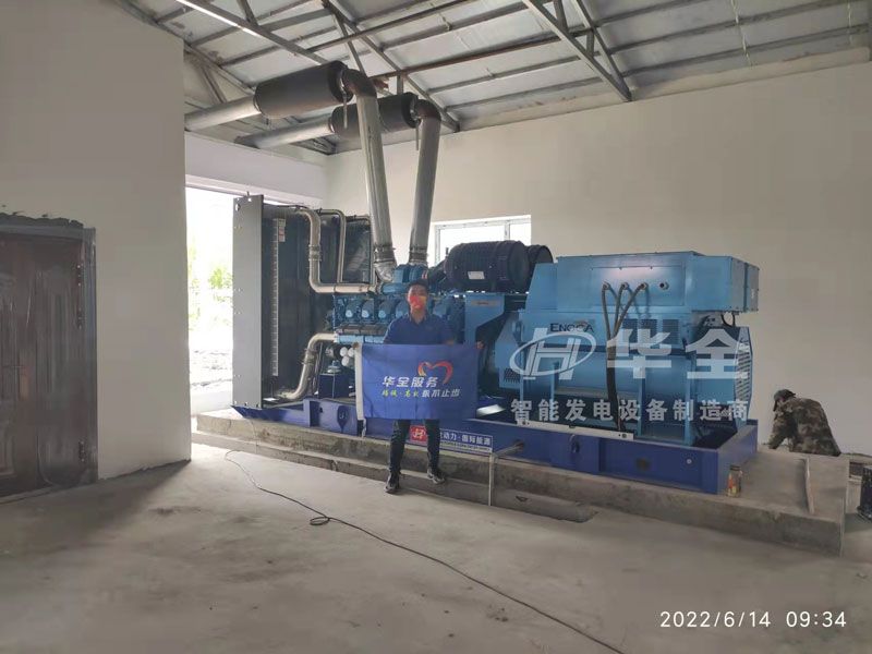 華全集團工作人員調試礦山用2400千瓦高壓并機發(fā)電機組